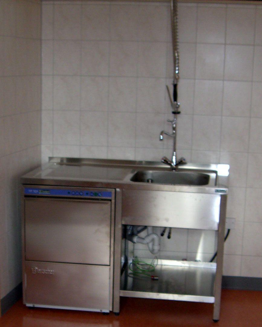 Spülcenter mit Unterbauspülmaschine u. Waschbrause