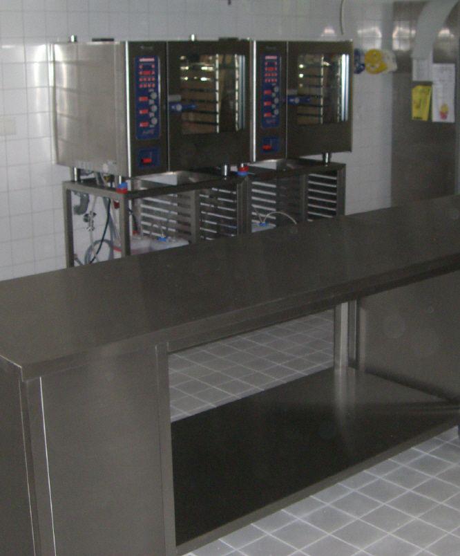 mobile Arbeitstische und Kombidämpfer
