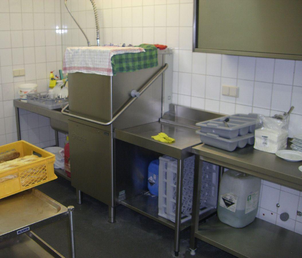 Bartscher Durchschubspülmaschine und Bastra Möbel